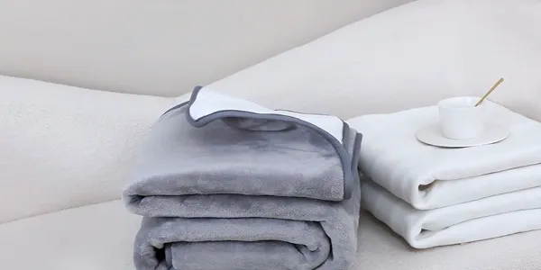 Dettaglio elettrico sotto la coperta in fibra di carbonio